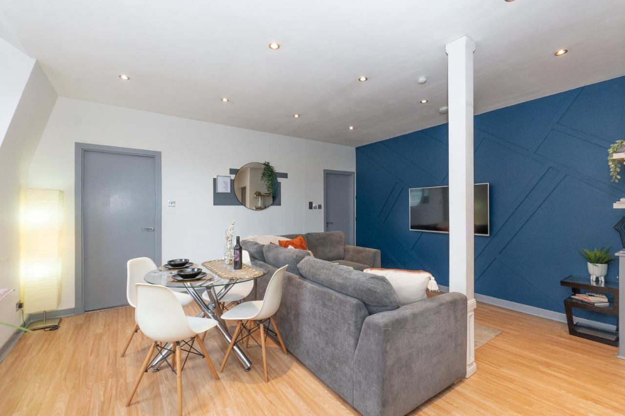 Vibrant Centre Living Apartment