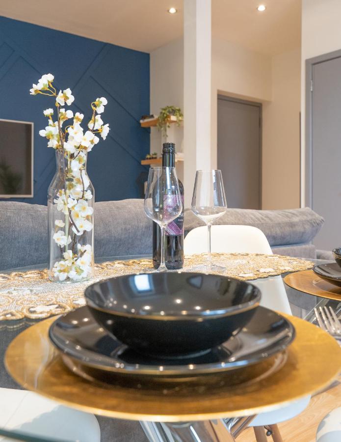 Vibrant Centre Living Apartment